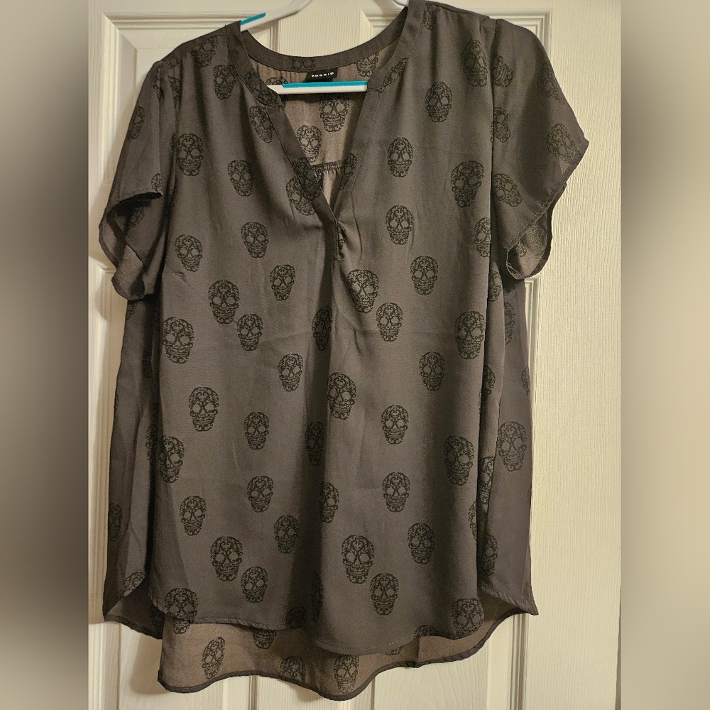Torrid skull top size 2